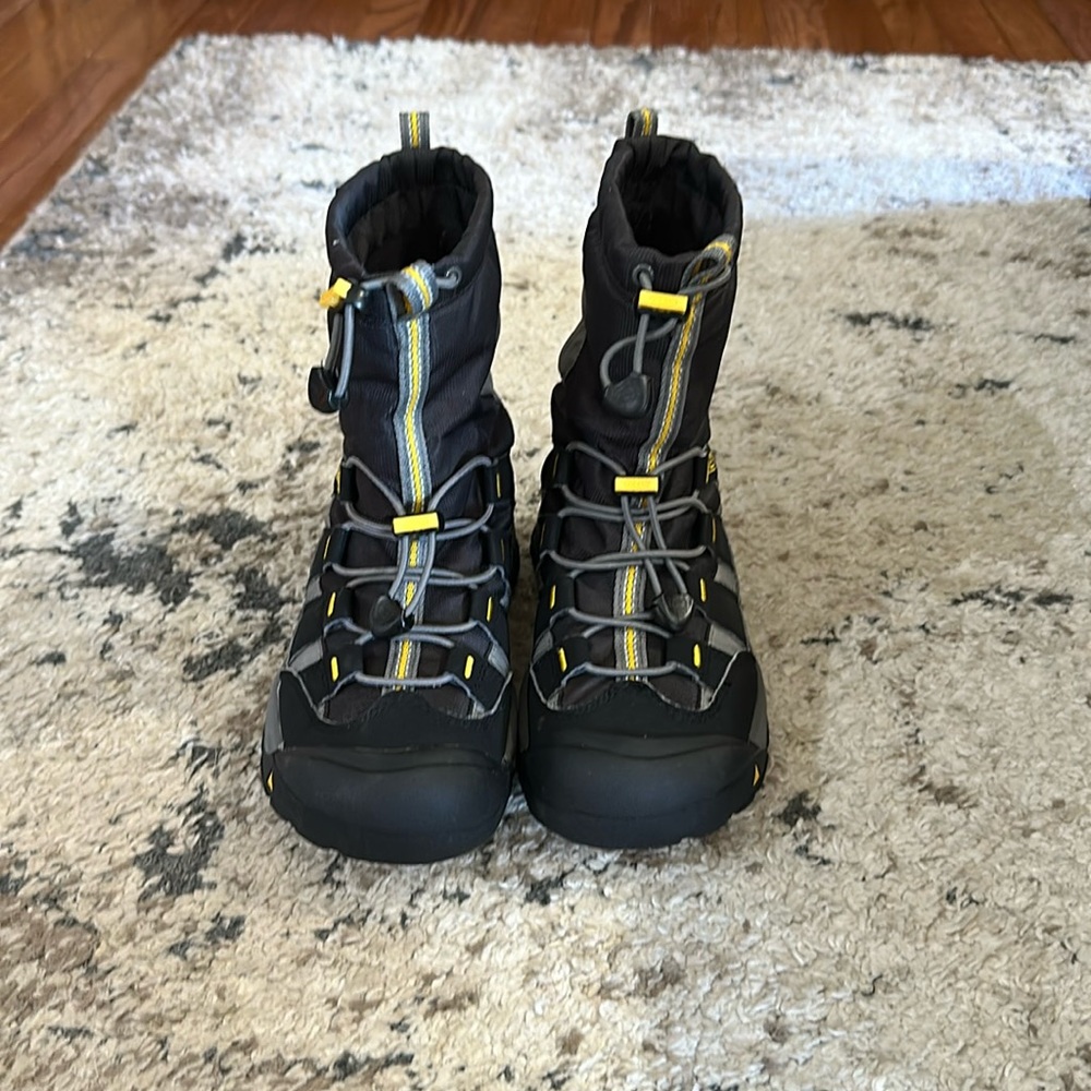 Boys Keen winter boots. Size 2